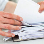 Mann blättert in Akte